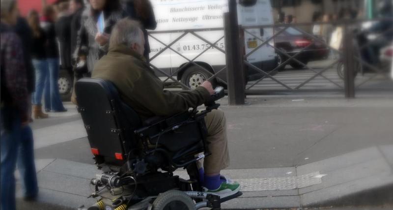  - Une vieille dame en fauteuil roulant s'engage sur une deux voies, des automobilistes improvisent un sauvetage