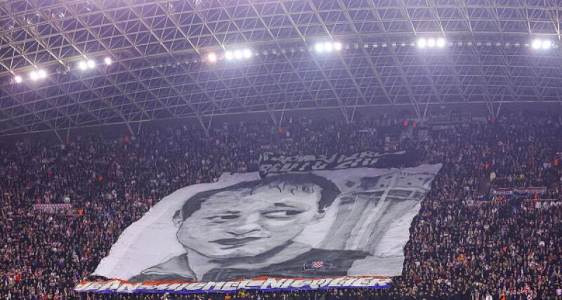  - Croatie - France : les supporters croates ont rendu hommage à un militaire français