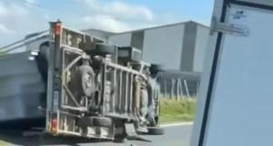 Un camion transportant une piscine se renverse sous l’effet des rafales de vent