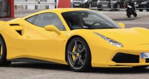 Sa Ferrari finit dans un étang : il attaque la marque au tribunal