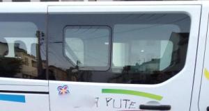 Pneus crevés et insultes : les véhicules de cette société spécialisée dans le transport de personnes handicapées visés