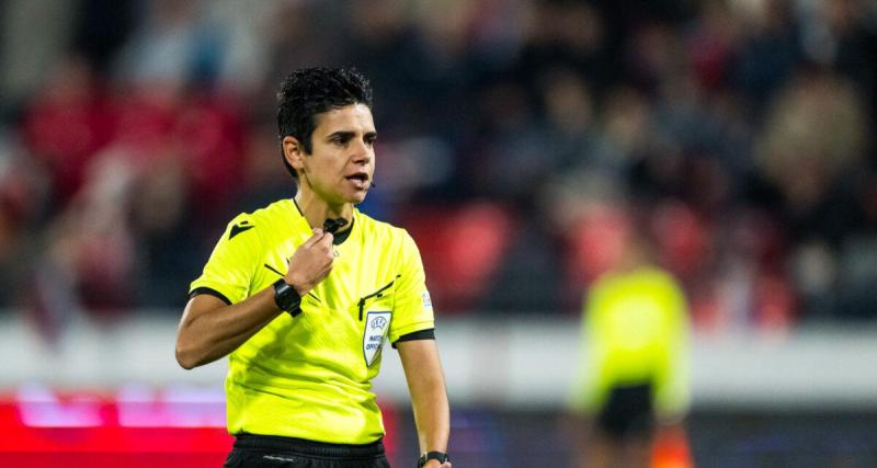  - Une femme arbitre dirige un match, événement au Portugal !