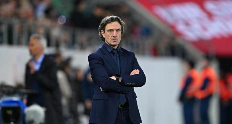  - Équipe de France (F) : Laurent Bonadei félicite ses joueuses après la victoire contre la Suisse
