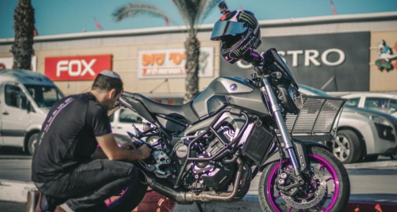  - Ils tentent de cacher une moto dans la cuisine, les caméras de vidéosurveillance les rattrape
