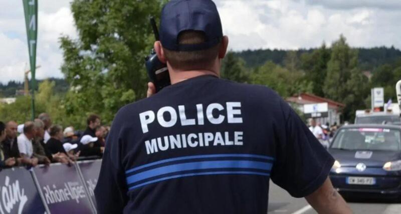 - Des policiers interviennent sur une propriété privée avant d'être... chassés par le propriétaire