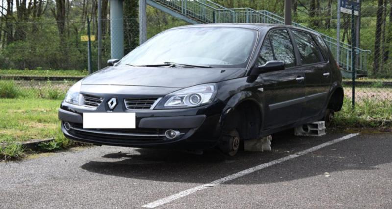  - Un homme tente de retrouver sa voiture dans un parking... elle était sur cale