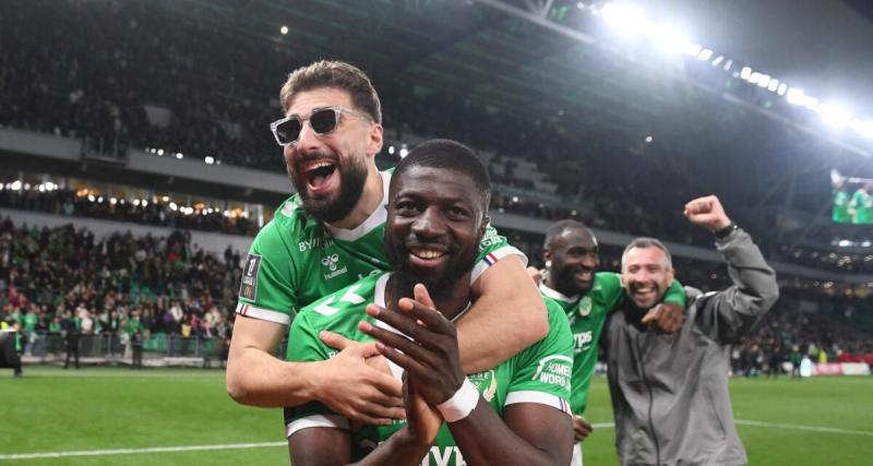  - Saint-Étienne : l'incroyable communion avec les supporters après la victoire contre l'OL