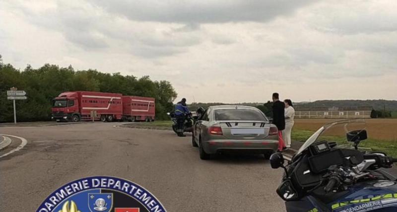  - Flashé à 196 km/h au lieu de 110 : le champion de la semaine perd la course… et son permis