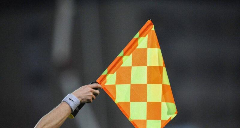  - Foot Amateur : quand une arbitre de touche officie avec son chien en laisse
