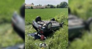 Une guêpe apparait dans sa voiture, le conducteur bataille et finit sa course retournée dans un champ