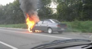 En panne d’essence, il laisse sa voiture sur le bas-côté… et la retrouve incendiée