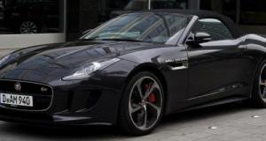 En pleine livraison, un chauffeur fait tomber une Jaguar de la cargaison