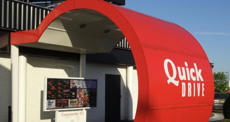  - Âgé de seulement 7 ans, il conduit sa soeur en voiture dans un fast-food