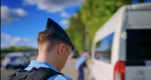 Ivre, il apprend à conduire sur YouTube et finit sa course dans des policiers