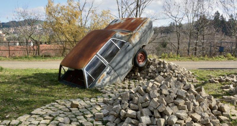  - Une voiture finit dans le salon d’une maison après une sortie de route