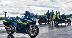 Des gendarmes arrêtent un rodéo urbain, des passants leur font une haie d'honneur