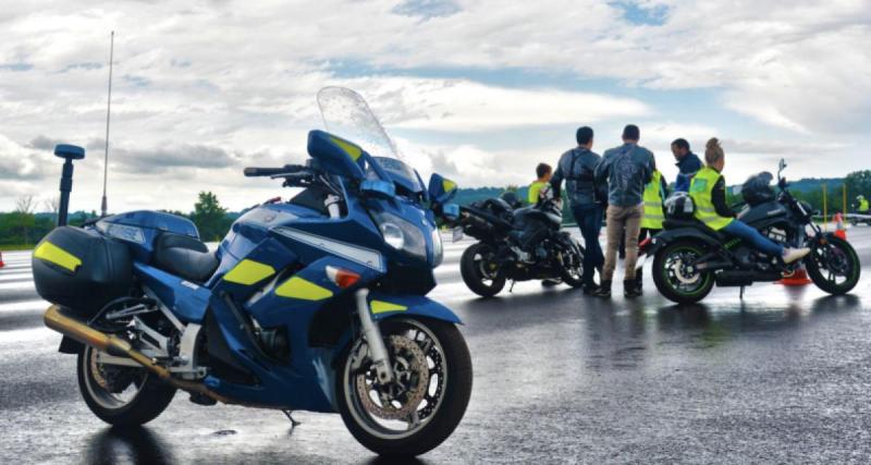  - Des gendarmes arrêtent un rodéo urbain, des passants leur font une haie d'honneur