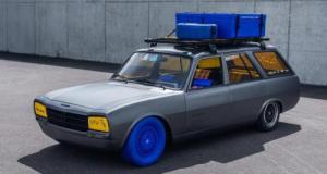 Après un concept virtuel exubérant, la Peugeot 504 de Tonton du Bled prend vie sur scène