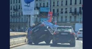 Une voiture finit sa roue avant droite sur le capot d'une autre... en plein centre ville