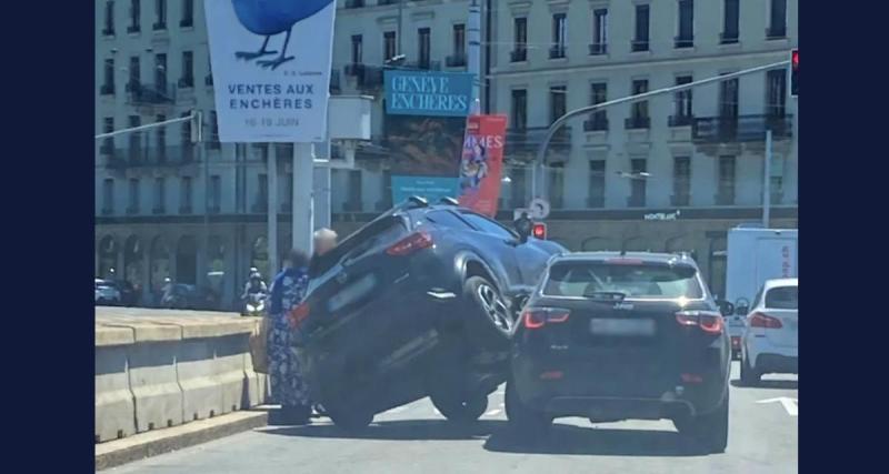  - Une voiture finit sa roue avant droite sur le capot d'une autre... en plein centre ville