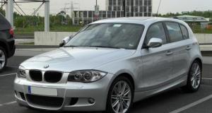 Un milliardaire au volant d’une BMW série 1 sans bluetooth fait parler de lui