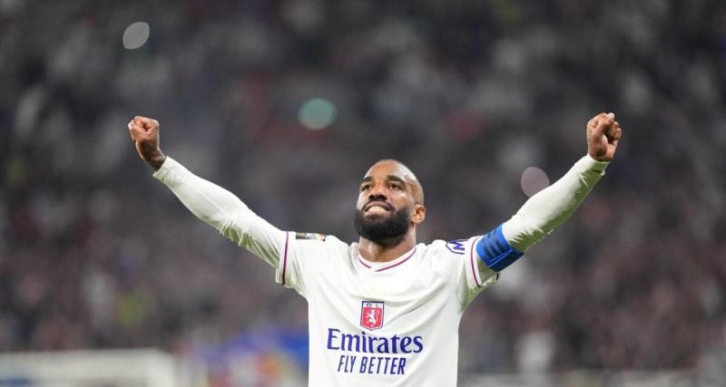  - OL : la joie folle des Lyonnais qui apprennent leur qualification sur un téléphone