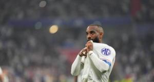 OL : tifos, larmes, doublé... la dernière rêvée d'Alexandre Lacazette