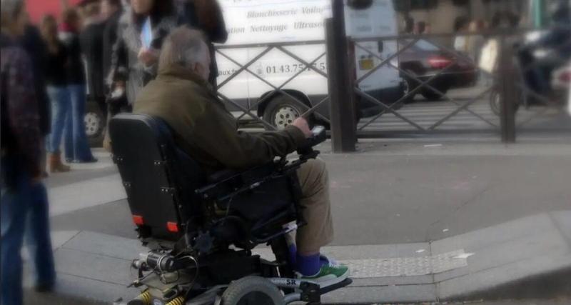  - Ils sauvent une femme en fauteuil roulant sur une voie express, leur acte récompensé