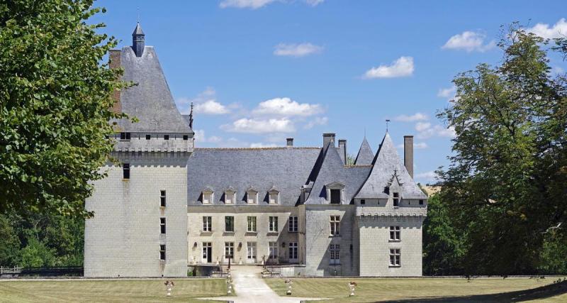  - Un héritier en litige avec sa famille contraint de dormir dans sa voiture… dans l’allée du château