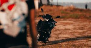 Il fuit la police en moto... et tente de se cacher dans le Kangoo de son oncle avec sa bécane
