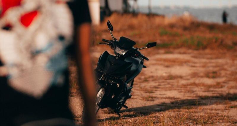 - Il fuit la police en moto... et tente de se cacher dans le Kangoo de son oncle avec sa bécane