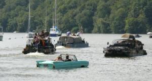 Mal guidée par son GPS, une voiture termine sa course dans une rivière