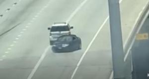 Il remorque sa voiture et réalise des zigzague sur l'autoroute, un conducteur sème la panique