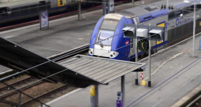  - Une maman monte par erreur dans un train pour aider sa belle soeur, il démarre et un bébé de 6 mois se retrouve seul dans une voiture