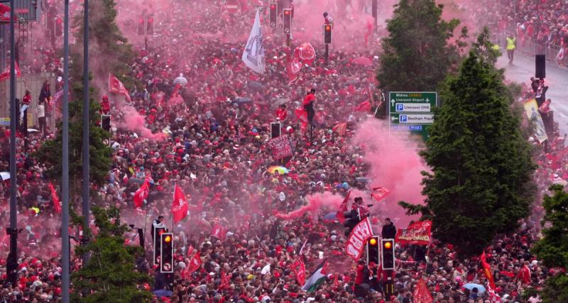  - Une voiture fonce sur la foule à Liverpool pendant la fête du titre