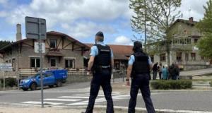 Âgé de seulement 16, une conductrice sans permis s’en prend aux forces de l’ordre pour échapper à un contrôle