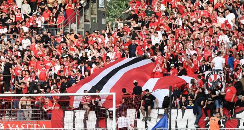  - Reims : jets de sièges sur la pelouse après la relégation en Ligue 2