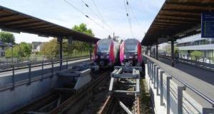 Une voiture chute sur les rails à Paris et bloque le trafic pendant plusieurs heures