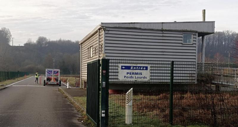  - Une jeune femme décide d'aller passer son permis de conduire... au volant de sa voiture