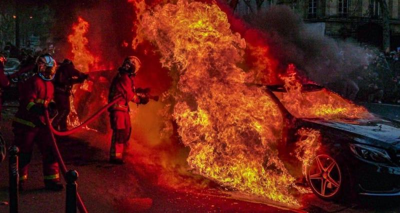  - Des centaines de voitures incendiées et dégradées après la victoire du PSG en Ligue des Champions