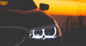 À 15 ans, un ado inexpérimenté vole la BMW de sa mère pour aller à la piscine… il percute 4 voitures