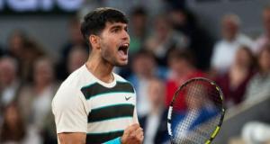 Roland-Garros : Alcaraz renverse Sinner et conserve son titre au bout d'une finale historique