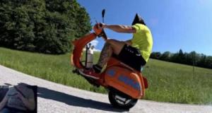 À l’aveugle, en wheeling et sans roue avant : il établit un record du monde en Vespa !