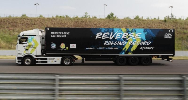  - Mercedes bat un record de marche arrière en poids lourd : 124,7 km sans interruption