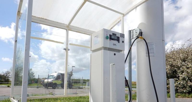  - Elle oublie le pistolet GPL à la pompe et repart avec : la station reste à sec