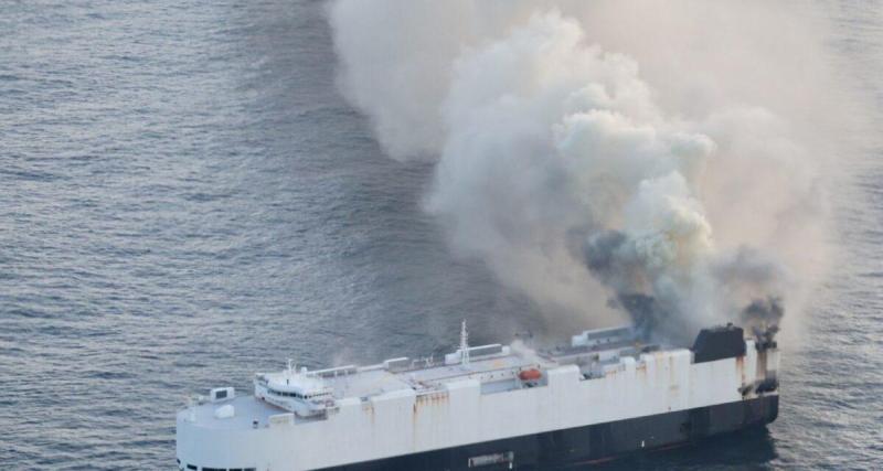 - Un cargo, transportant 3000 voitures, ravagés par les flammes depuis ce mardi 3 juin