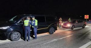 Ivres, un père de famille et ses enfants de 15 ans flashés en excès de vitesse avant de finir leur course… Dans un arbre