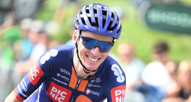  - Remco Evenepoel rend un vibrant hommage à Romain Bardet après l'annonce de sa retraite