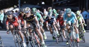 Un automobilite sort de chez lui… et se retrouve en pleine course cycliste !