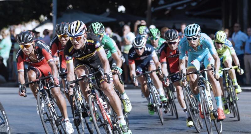  - Un automobilite sort de chez lui… et se retrouve en pleine course cycliste !